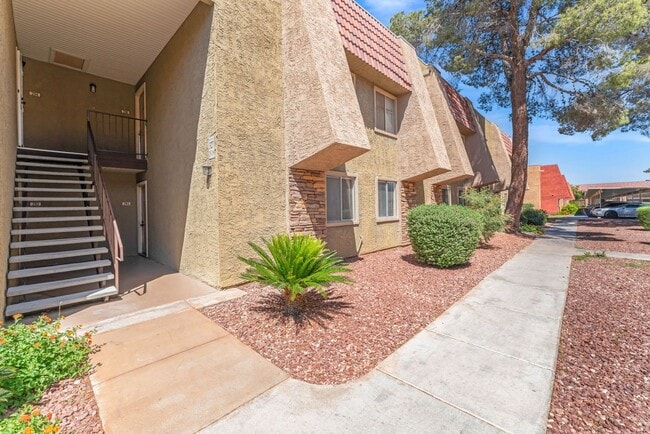 Building Photo - Modern Condo in Guard-Gated Community!