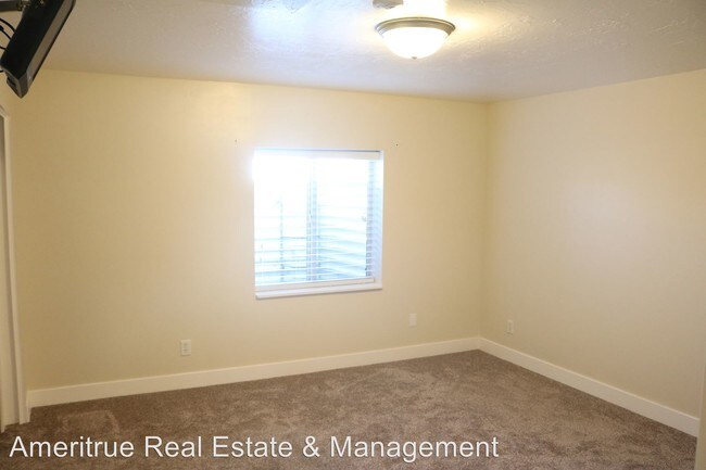 Building Photo - 18 S 2000 E