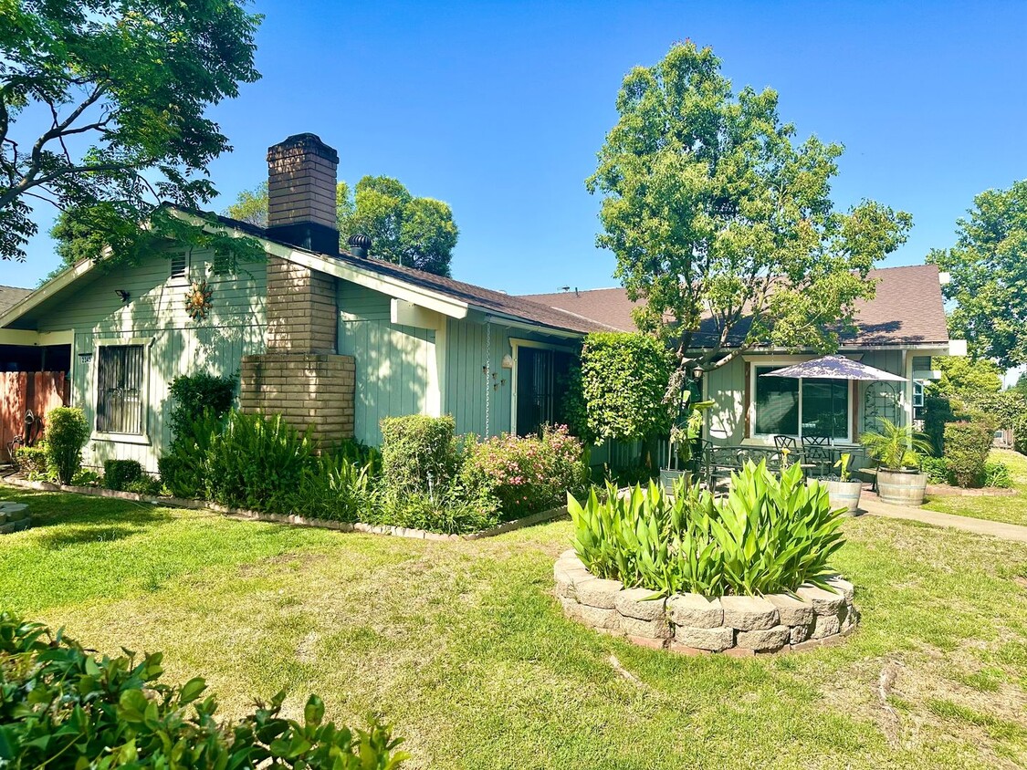 Foto principal - 2345 N Vagedes Ave