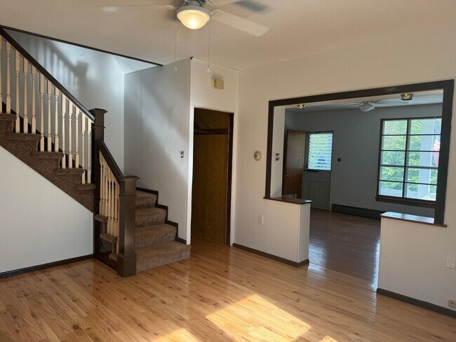 Building Photo - PENDING!  4   Bedroom Duplex in Jim Thorpe