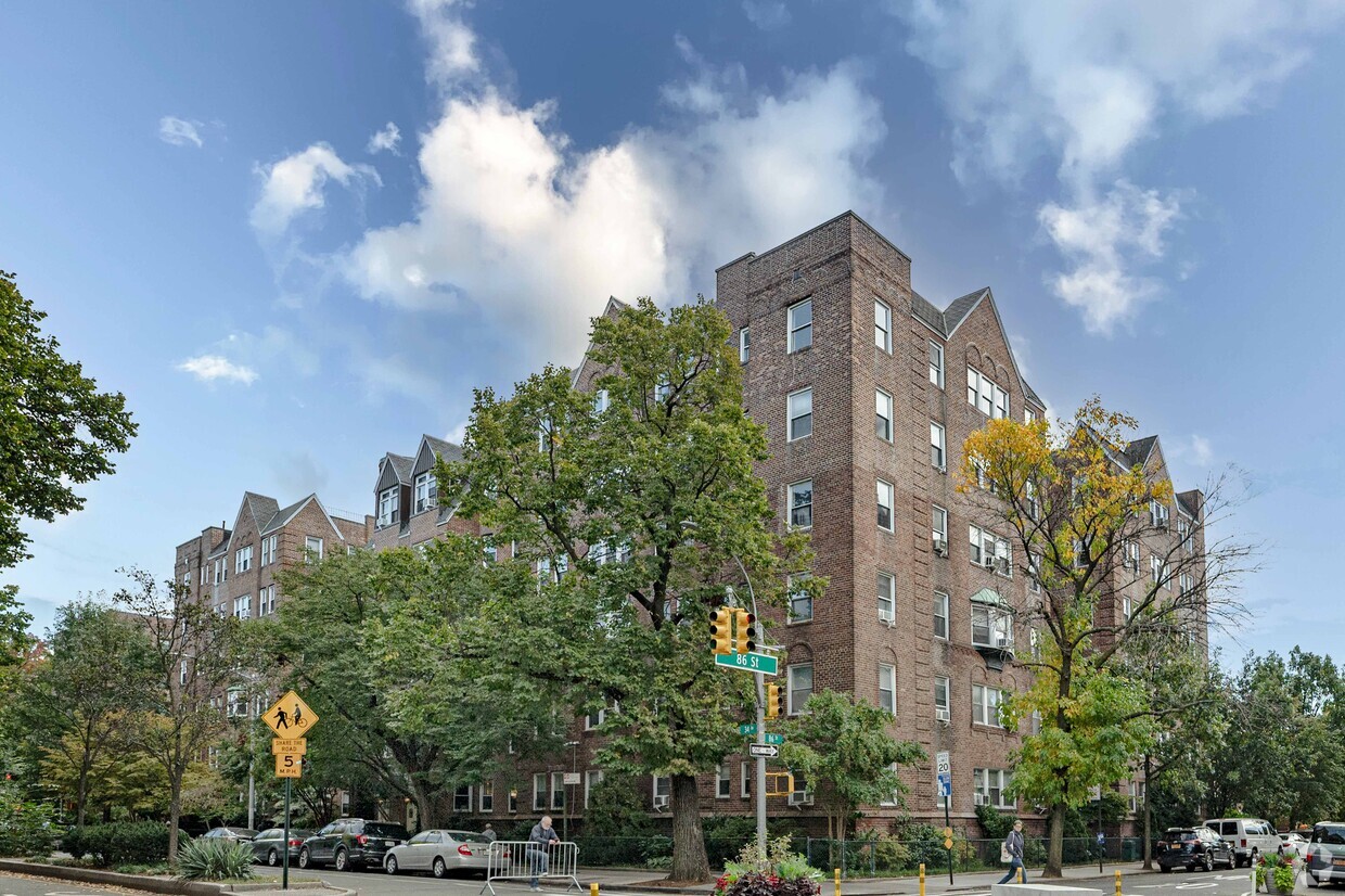 8810 34th Ave - Saxony Towers