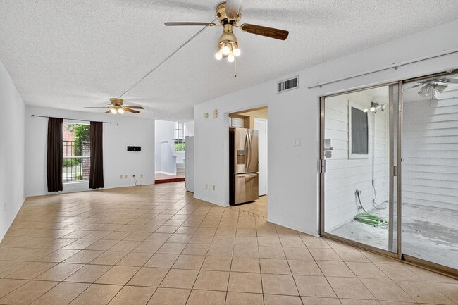 Foto del edificio - 9204 Westwood Village Dr