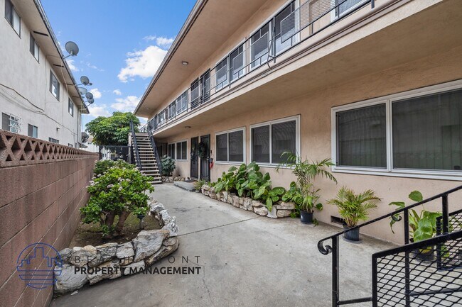 Foto del edificio - 211 E. Tamarack Ave.
