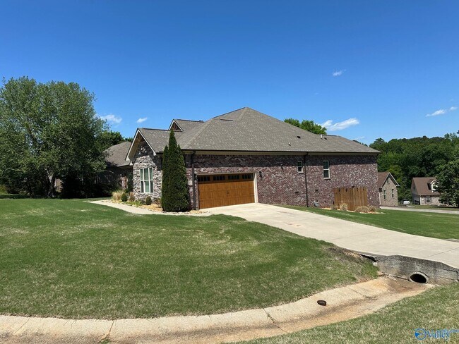 Building Photo - 211 Black Oak Dr NE