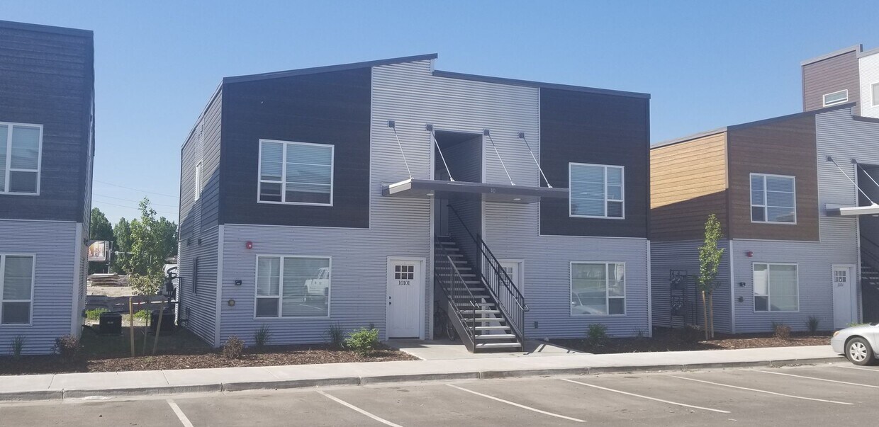 Primary Photo - Partially furnished 2 Bed, 1 bath CONDO @ ...