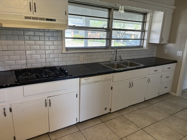 Foto del edificio - 10124 E 22nd St