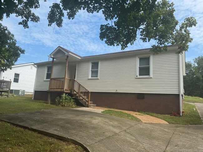 Building Photo - Lovely 3 Bdr/1 Ba Home, tucked away yet ST...