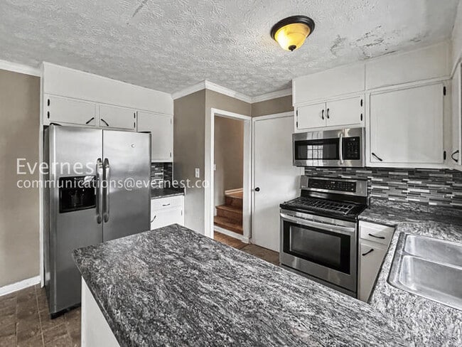 Building Photo - 3 Bed, 2 Bath Home with Carport / Pet-Friendly / Available Now