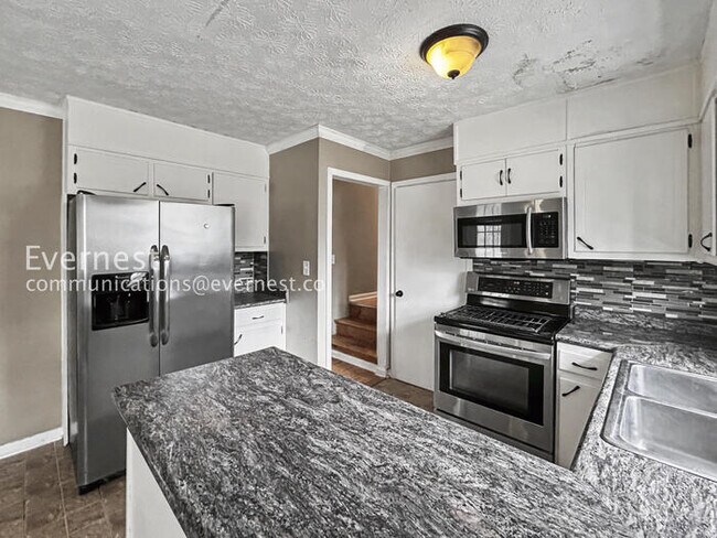 Building Photo - 3 Bed, 2 Bath Home with Carport / Pet-Friendly / Coming Soon!