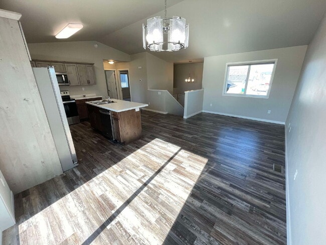 Foto del edificio - Spacious 4-Bed, 2-Bath Split-Level Townhome with Attached Heated Garage