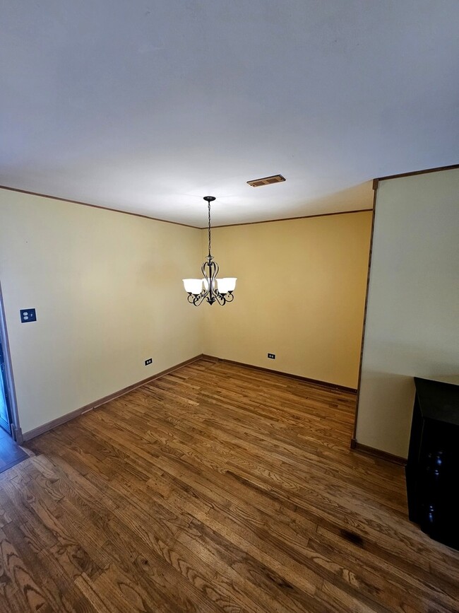 Building Photo - 9345 Hamilton Ct