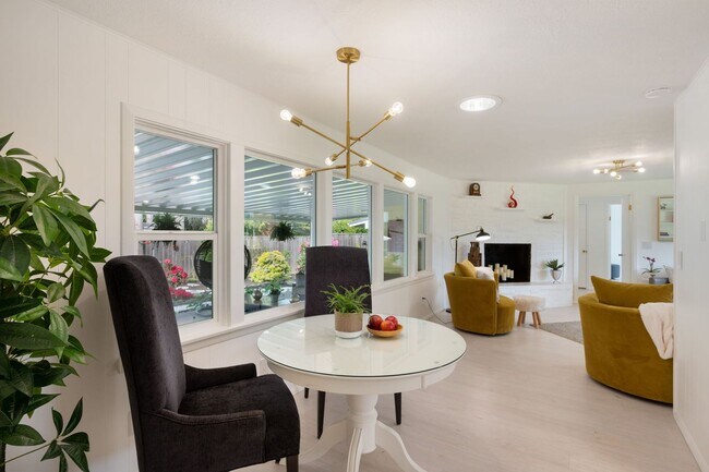 Foto del edificio - Immaculate and Updated Throughout- Quiet d...