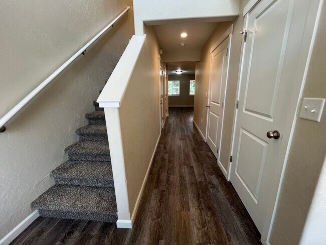 Foto del edificio - 3-Bed Home with Garage & Fenced Yard in Pr...