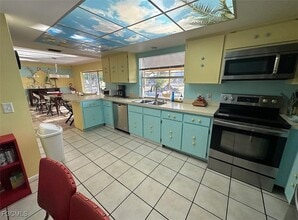 Building Photo - 313 SE 16th Pl