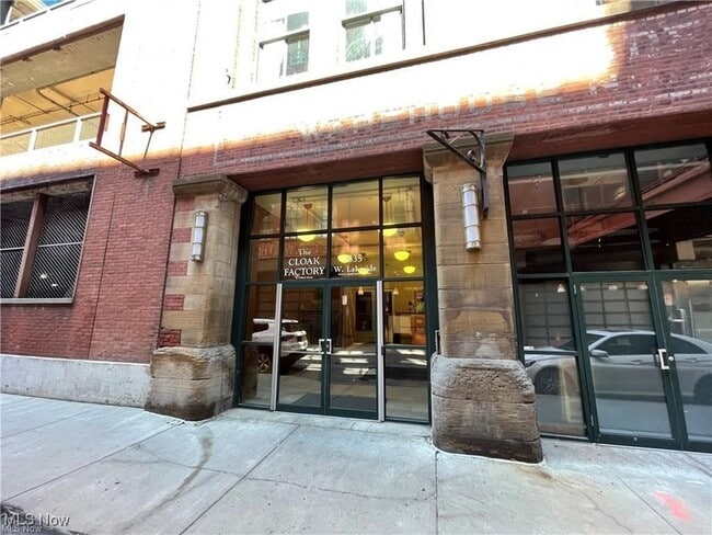 Building Photo - 635 W Lakeside Ave