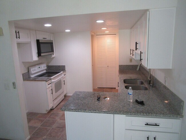 Foto del edificio - Beautiful 2 Bed / 2.5 Bath Condo in Fullerton