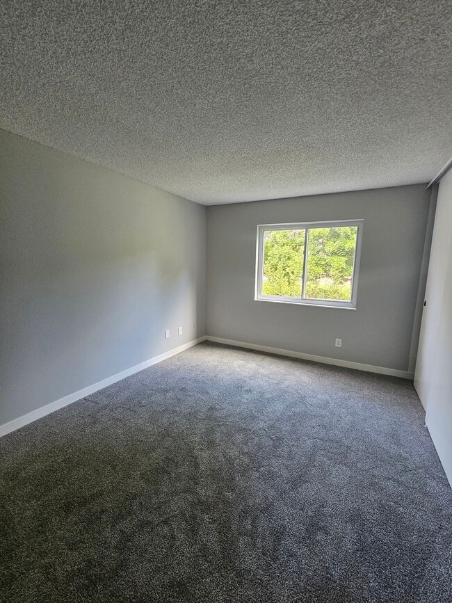 Building Photo - 8555 Fairmount Dr