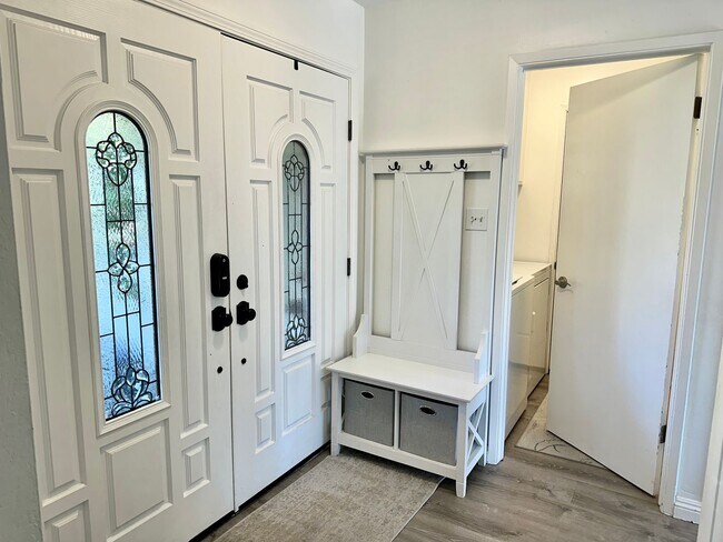 Foto del edificio - CLEAN CLEAN CLEAN Highly Updated! Clean Si...