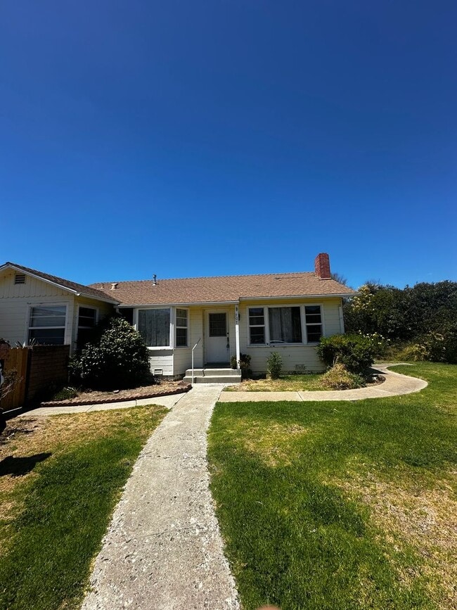 Building Photo - 707 W Cypress Ave