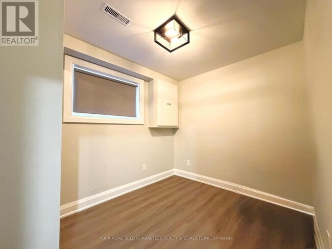 Building Photo - 21 Beamsville Dr