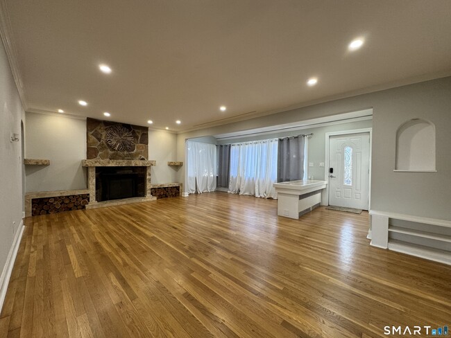 Building Photo - 415 Savoy St