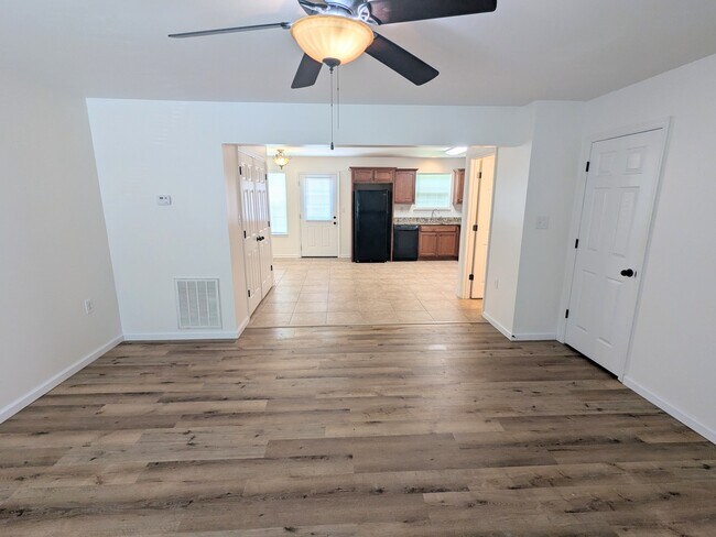 Sala de estar con vista a la cocina - 2237 Spring Meadow Ln SE