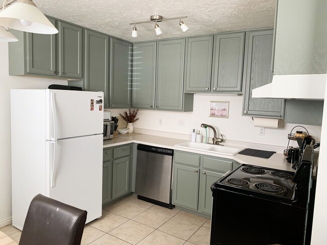 Building Photo - Two Bedroom Lexington Condo