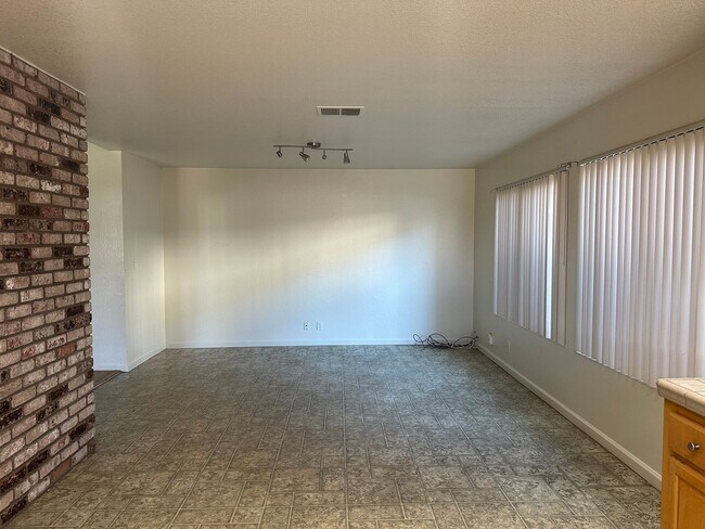 Building Photo - 4 Bedroom, central A/C and Heat