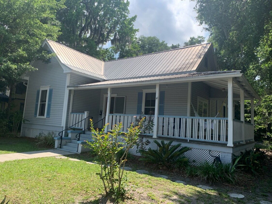 Primary Photo - Two bedroom One and 1/2 bath Home in Histo...