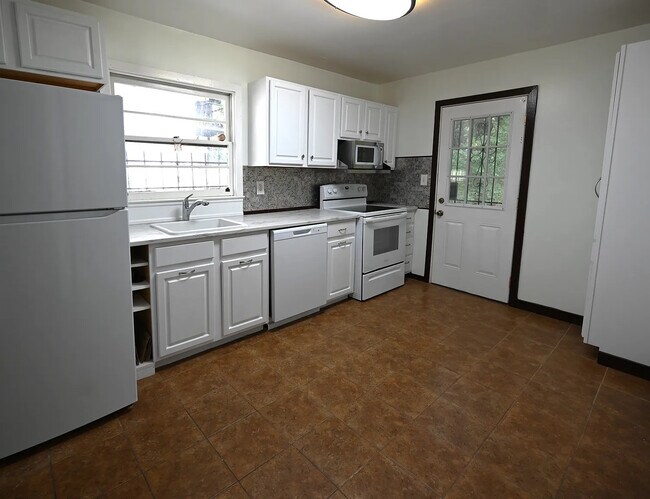 Foto del edificio - Room in House on Church St NW