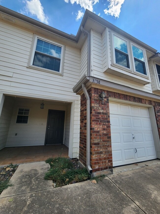 Building Photo - Gorgeous 2 story 3-bedroom 2.5-bath townho...
