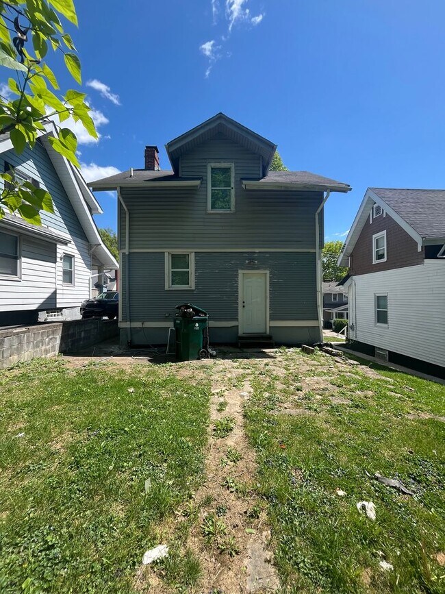 Building Photo - Three Bedroom House on Wyoming!