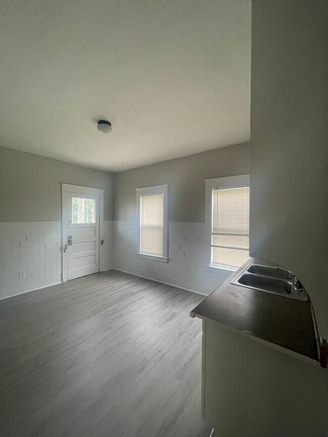 Building Photo - 15353 Yorick Ave