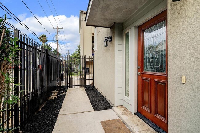 Building Photo - 5843 Petty St