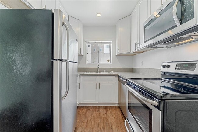 Building Photo - 5703 Hazeltine Ave