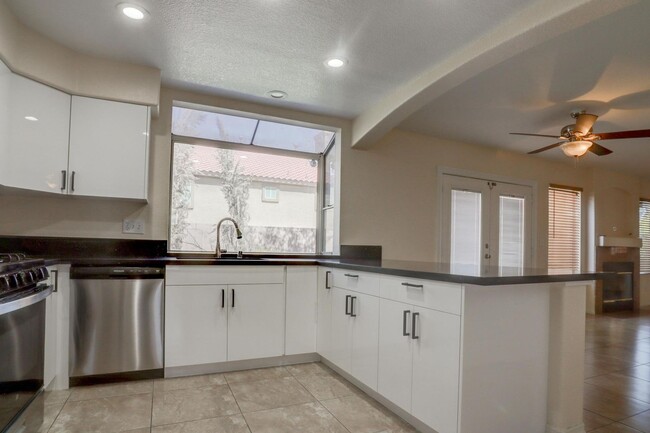 Building Photo - Summerlin North Beauty