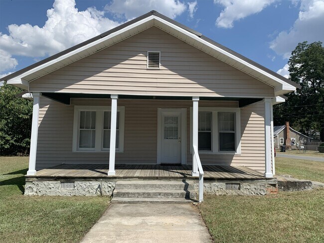 Building Photo - 113 Maple St