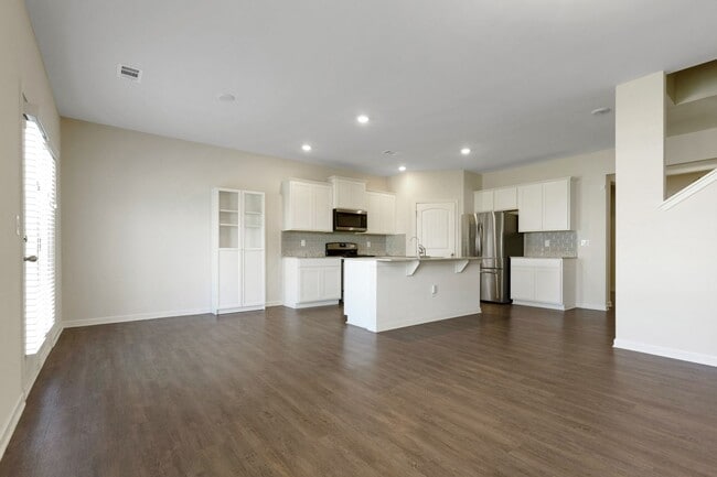 Building Photo - Spacious 5BR House in Oakwood