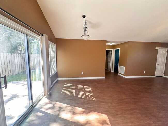 Building Photo - Stunning, pet friendly townhouse located i...