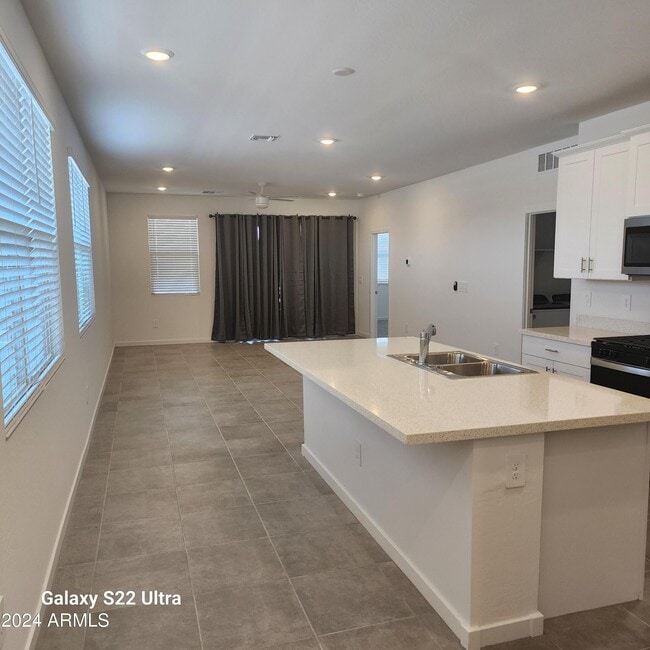Building Photo - 40150 W Wade Dr