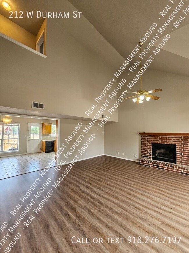 Foto del edificio - 212 W Durham St