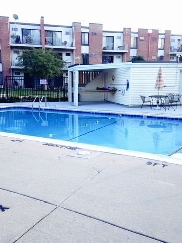Photo - 300 W Fullerton Ave (Addison, IL) Apartment
