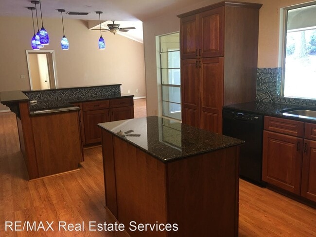 Building Photo - 3 br, 2 bath House - 1015 Bridal Wreath Trail