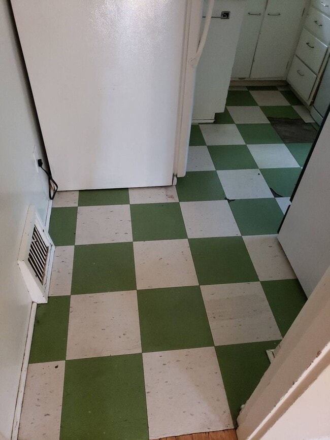 Building Photo - 1005 NE D St