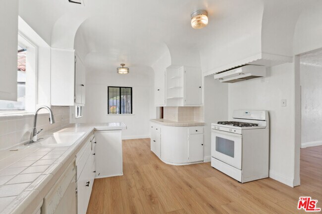 Foto del edificio - 3722 Wellington Rd