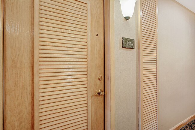 Foto del edificio - Be one of the elated residents of this one...