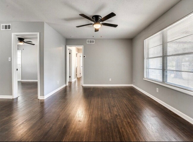 Photo - 411 W Douglas Dr House