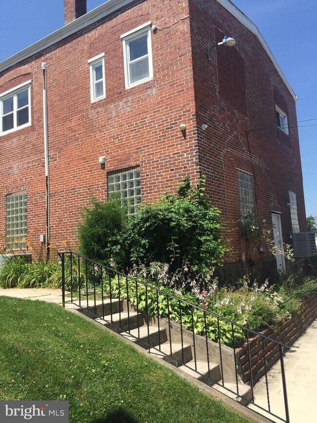 Foto del edificio - 118 W 9th St