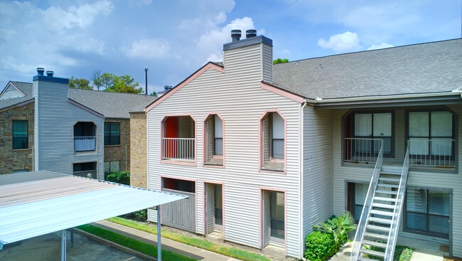Side frontal view, seen from the Southeast. The front door, balcony and door to the storage room is - 2025 Augusta Dr