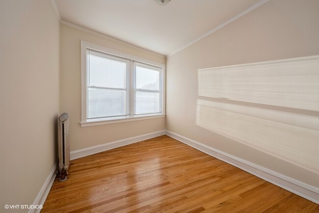 Foto del edificio - Spacious Beverly 1 Bedroom, Heat & Gas Inc...